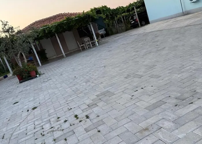 Dhoma Pushimi Tale Дом отдыха